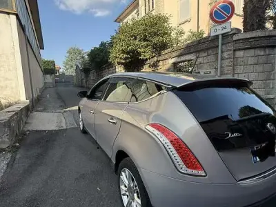 Usata Lancia Delta 120 CV (88 kW) 2008 Oro Utilitaria
