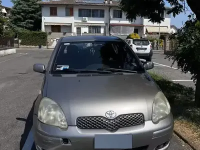 Usata Toyota Yaris 65 CV (47 kW) 2005 Grigio Berlina