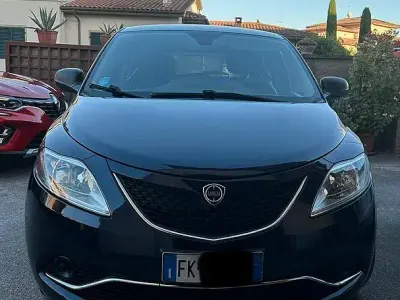 Usata Lancia Ypsilon Silver 95 CV (69 kW) 2017 Bluazzurro Utilitaria