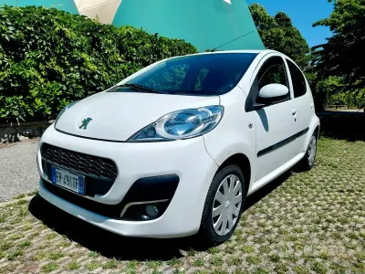 Usata Peugeot 107 68 CV (50 kW) 2013 Bianco Utilitaria
