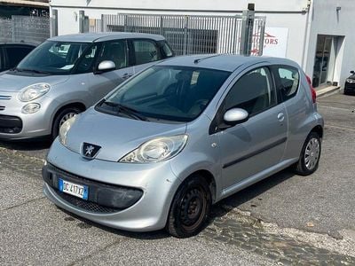 Usata Peugeot 107 68 CV (50 kW) 2006 Argento Utilitaria