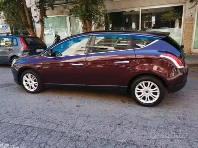 Usata Lancia Delta Gold 120 CV (88 kW) 2012 Rosso Utilitaria