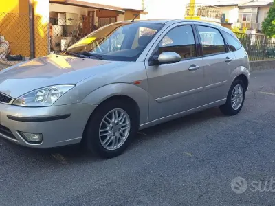 Usado Ford Focus 115 HP (84 kW) 2002 Cinzento Sedan