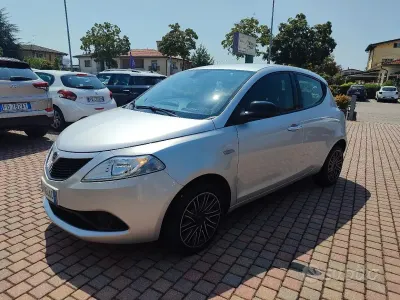Usata Lancia Ypsilon Gold 69 CV (50 kW) 2018 Grigio Utilitaria
