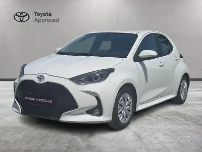 Usata Toyota Yaris Business Edition 72 CV (52 kW) 2023 Super white Utilitaria