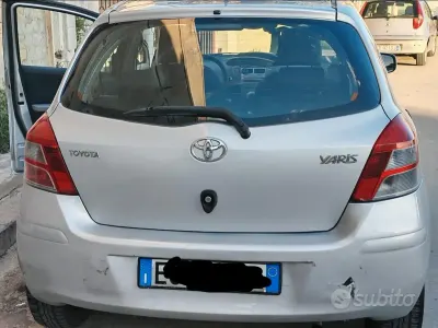 Usata Toyota Yaris 69 CV (50 kW) 2010 Grigio Utilitaria