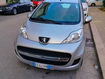 Usata Peugeot 107 68 CV (50 kW) 2011 Grigio Utilitaria