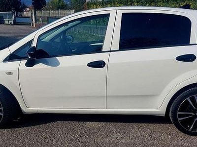 Usata Fiat Punto Young 77 CV (56 kW) 2016 Bianco Utilitaria