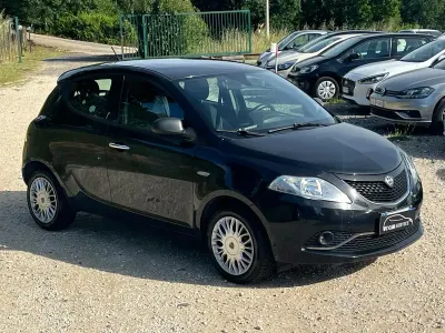 Usado Lancia Ypsilon Gold 69 CV (50 kW) 2017 Negro Utilitario