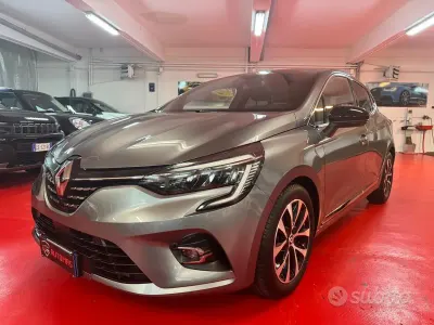 Usado Renault Clio V 101 HP (74 kW) 2023 Cinzento Sedan