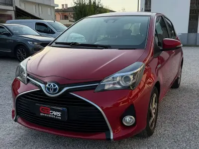 Usata Toyota Yaris Hybrid Active 75 CV (55 kW) 2016 Rosso Berlina