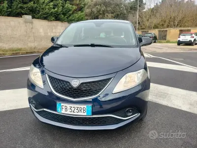 Usata Lancia Ypsilon Platinum 69 CV (50 kW) 2016 Blu Utilitaria