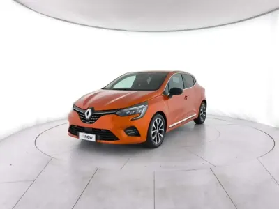 Brugt Renault Clio V Techno 94 HK (69 kW) 2022 Orange Sedan