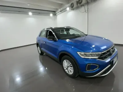 Usata VW T-Roc Life 110 CV (80 kW) 2023 Ravenna blue / tetto nero SUV