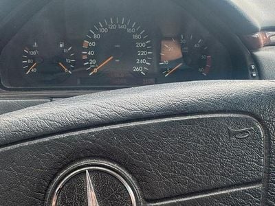 Usata Mercedes E250 136 CV (100 kW) 1999 Grigio Berlina