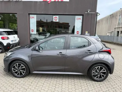 Usata Toyota Yaris Hybrid Active 92 CV (67 kW) 2021 Grigio Berlina