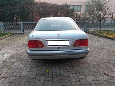 Begagnad Mercedes E200 136 HK (100 kW) 1997 Grå Sedan