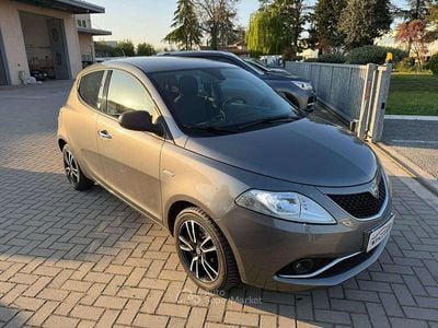 Usata Lancia Ypsilon Gold 69 CV (50 kW) 2017 Grigio Utilitaria