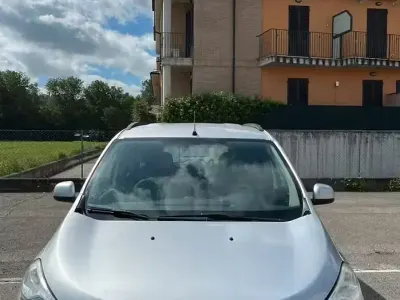 Begagnad Dacia Lodgy 90 HK (66 kW) 2016 Grå Minibuss
