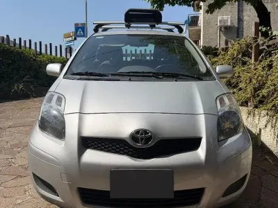 Usata Toyota Yaris 100 CV (73 kW) 2009 Grigio Utilitaria