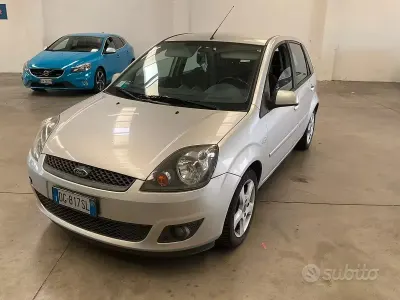 Usata Ford Fiesta 75 CV (55 kW) 2007 Argento Utilitaria