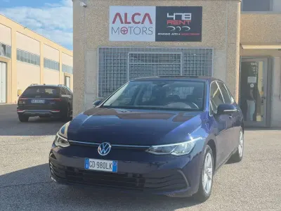 Usata VW Golf VIII Life 131 CV (96 kW) 2020 Atlantic blue Berlina