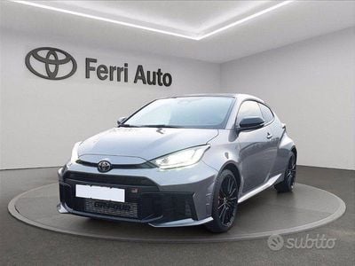 Usata Toyota Yaris 280 CV (205 kW) 2024 Grigio Utilitaria
