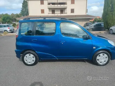 Usata Toyota Yaris Verso 84 CV (61 kW) 2005 Bluazzurro Monovolume