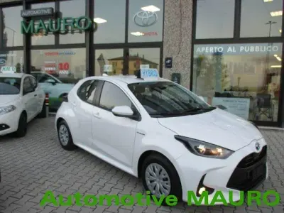 Nuova Toyota Yaris Hybrid Active 91 CV (66 kW) 2026 Bianco Berlina