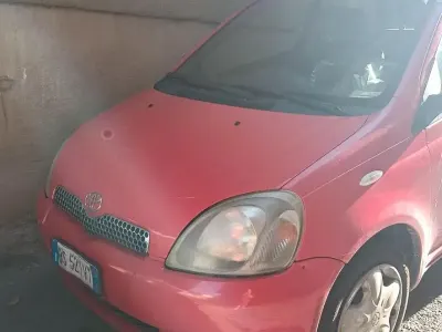 Usata Toyota Yaris 68 CV (50 kW) 2002 Rosso Berlina