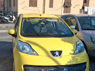 Usado Peugeot 107 68 CV (50 kW) 2007 Amarillo Utilitario