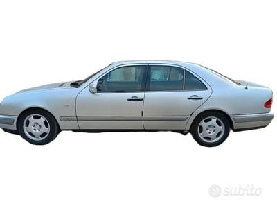 Usata Mercedes E300 Avantgarde 129 CV (94 kW) 1996 Grigio Berlina