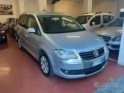Begagnad VW Touran Highline 140 HK (102 kW) 2008 Grå Minibuss