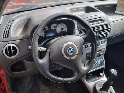 Usata Fiat Punto 101 CV (74 kW) 2004 Rosso Utilitaria