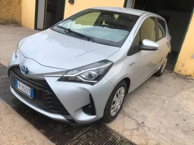 Usata Toyota Yaris Hybrid Cool 73 CV (53 kW) 2018 Argento Berlina