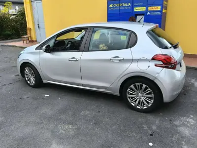Usata Peugeot 208 Style 75 CV (55 kW) 2018 Argento Utilitaria