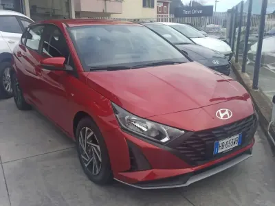 Nuova Hyundai i20 77 CV (56 kW) 2026 Bordeaux Utilitaria