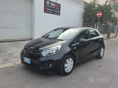 Usata Kia Rio 75 CV (55 kW) 2014 Nero Berlina