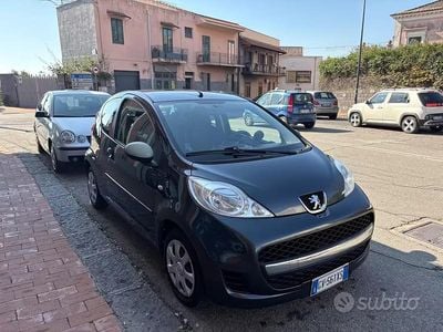 Usata Peugeot 107 68 CV (50 kW) 2011 Grigio Utilitaria