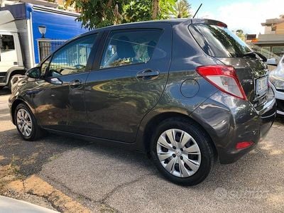 Usata Toyota Yaris Active 69 CV (50 kW) 2012 Grigio Berlina