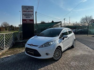 Usata Ford Fiesta Titanium 82 CV (60 kW) 2009 Bianco Utilitaria