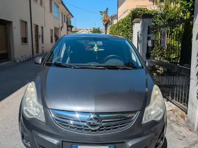 Usata Opel Corsa 85 CV (62 kW) 2013 Grigio Utilitaria