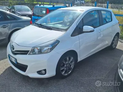 Second-hand Toyota Yaris Lounge 99 CP (72 kW) 2012 Alb Hatchback