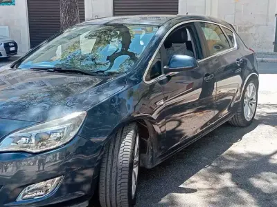 Usata Opel Astra 110 CV (80 kW) 2011 Nero Berlina