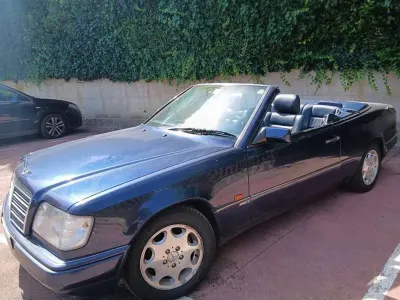 Usata Mercedes E200 136 CV (100 kW) 1995 Blu/azzurro Cabrio