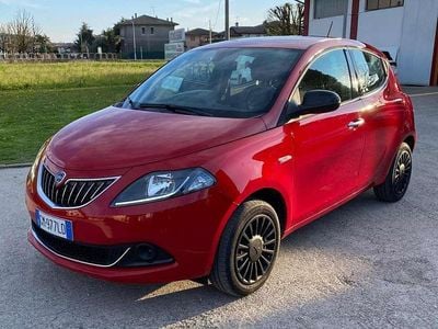 Usata Lancia Ypsilon Silver 69 CV (50 kW) 2022 Rosso Utilitaria