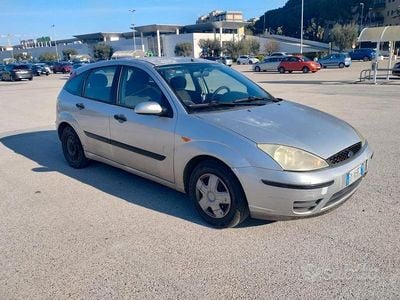 Begagnad Ford Focus 100 HK (73 kW) 2002 Grå Sedan