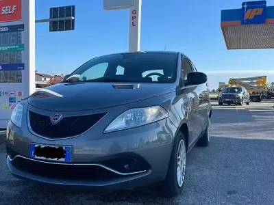 Usata Lancia Ypsilon Gold 69 CV (50 kW) 2017 Grigio Utilitaria