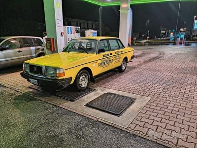 Usata Volvo 244 82 CV (60 kW) 1983 Giallo Berlina