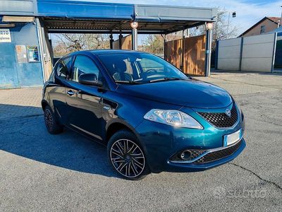 Usata Lancia Ypsilon Gold 69 CV (50 kW) 2017 Blu Utilitaria